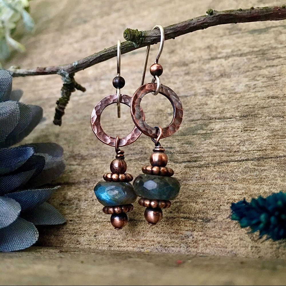 Hammered copper labradorite dangle earrings - Picture 5 of 8